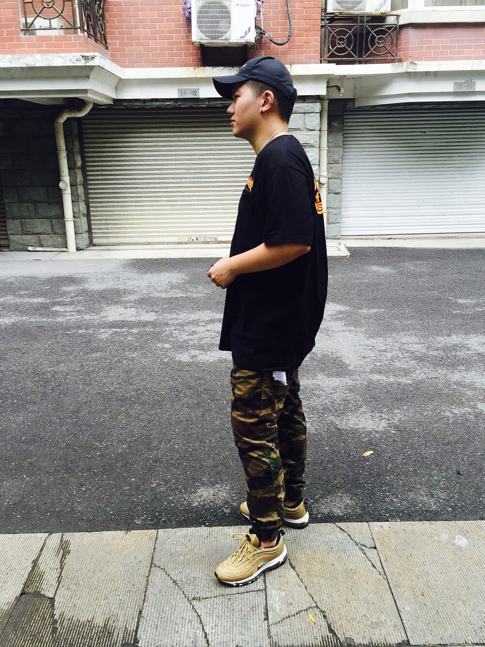 「Shaoxing」｜「Vans+Thrasherのアイテム（Tシャツ/カットソー、ブラック系）」を使った、chaoticyleさん（メンズ・175cm）の冬コーディネートの1枚目の写真