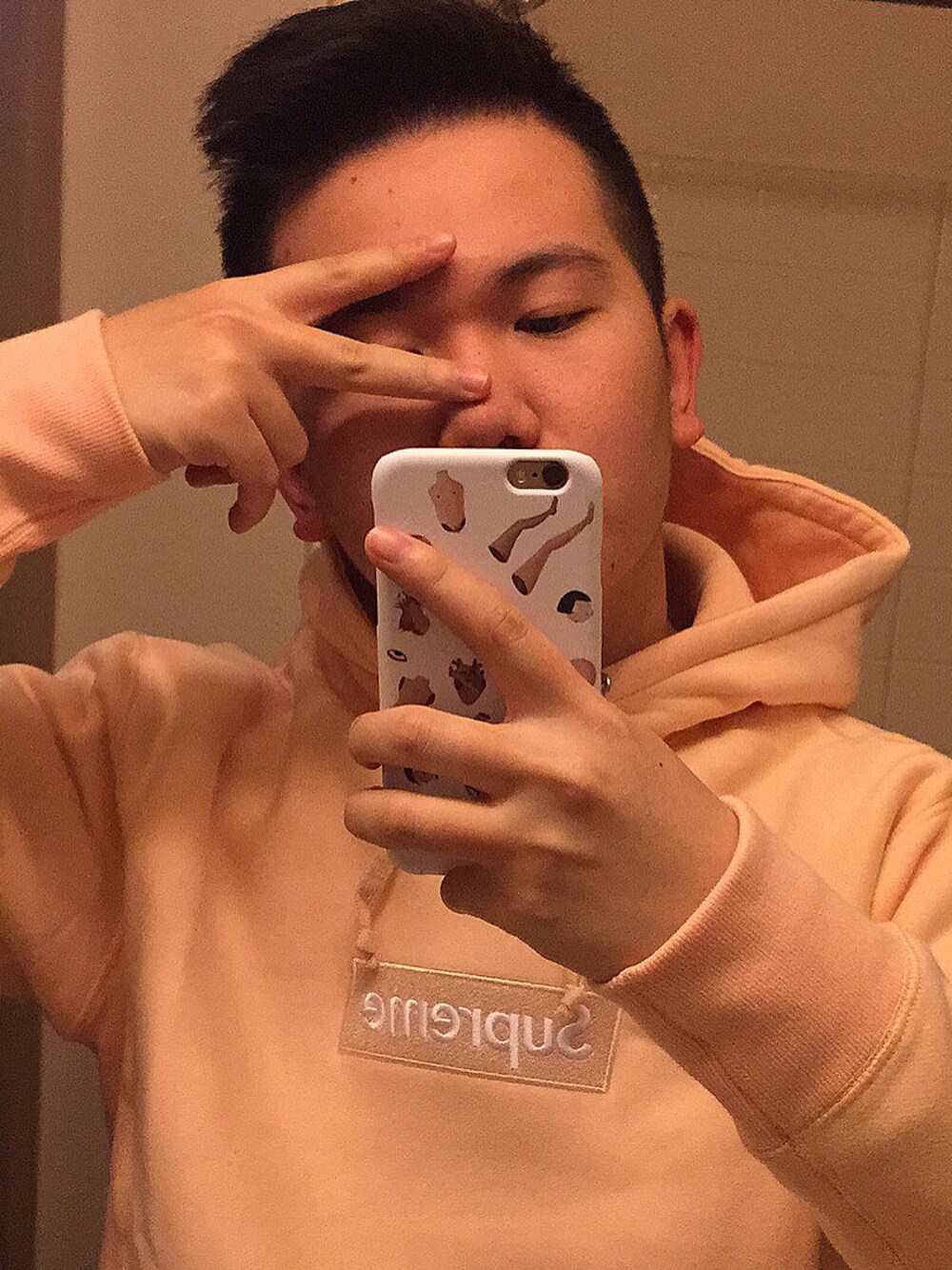 「Supreme のアイテム（パーカー、ピンク系）」を使った、chaoticyleさん（メンズ・175cm）の冬コーディネートの1枚目の写真