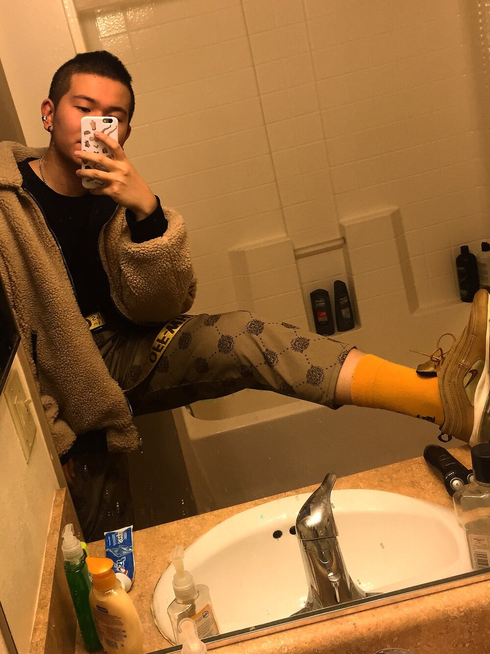 「URBAN OUTFITTERSのアイテム（チノパンツ、ゴールド系）」を使った、chaoticyleさん（メンズ・175cm）の春コーディネートの1枚目の写真