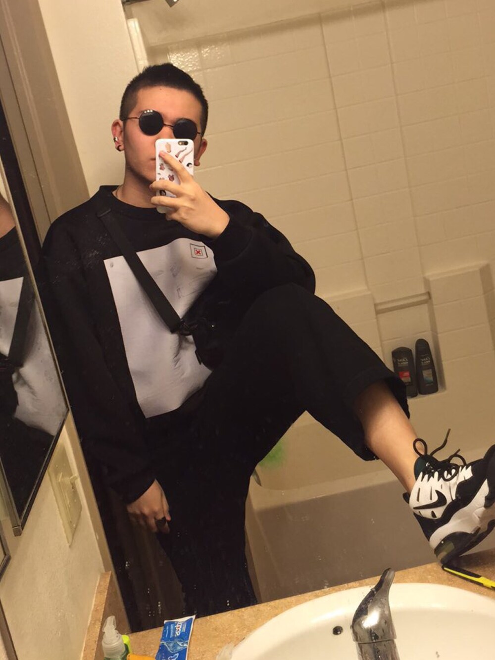 「adidas Originalsのアイテム（チノパンツ、ブラック系）」を使った、chaoticyleさん（メンズ・175cm）の春コーディネートの1枚目の写真