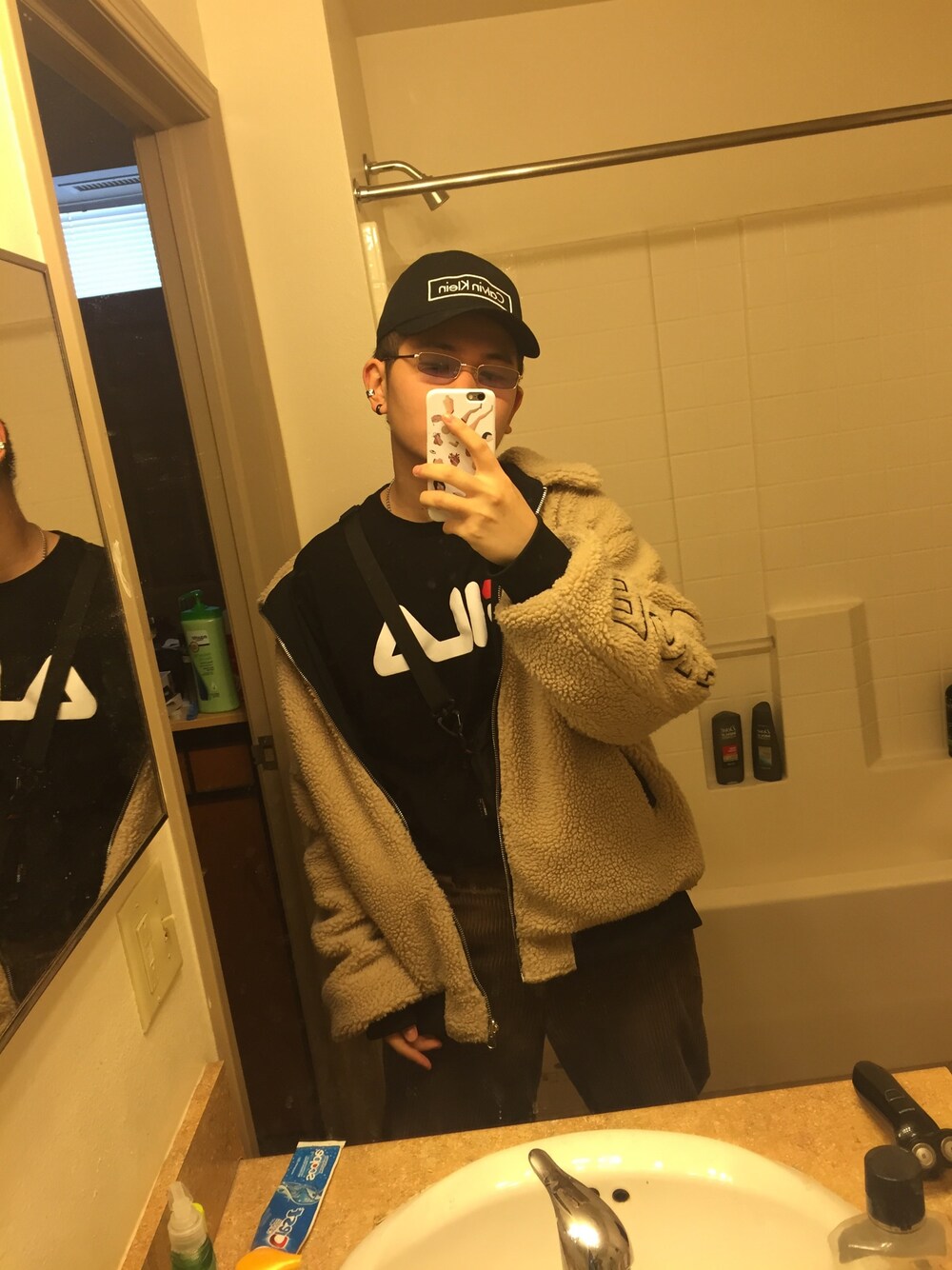 「FILAのアイテム（Tシャツ/カットソー、ブラック系）」を使った、chaoticyleさん（メンズ・175cm）の春コーディネートの1枚目の写真