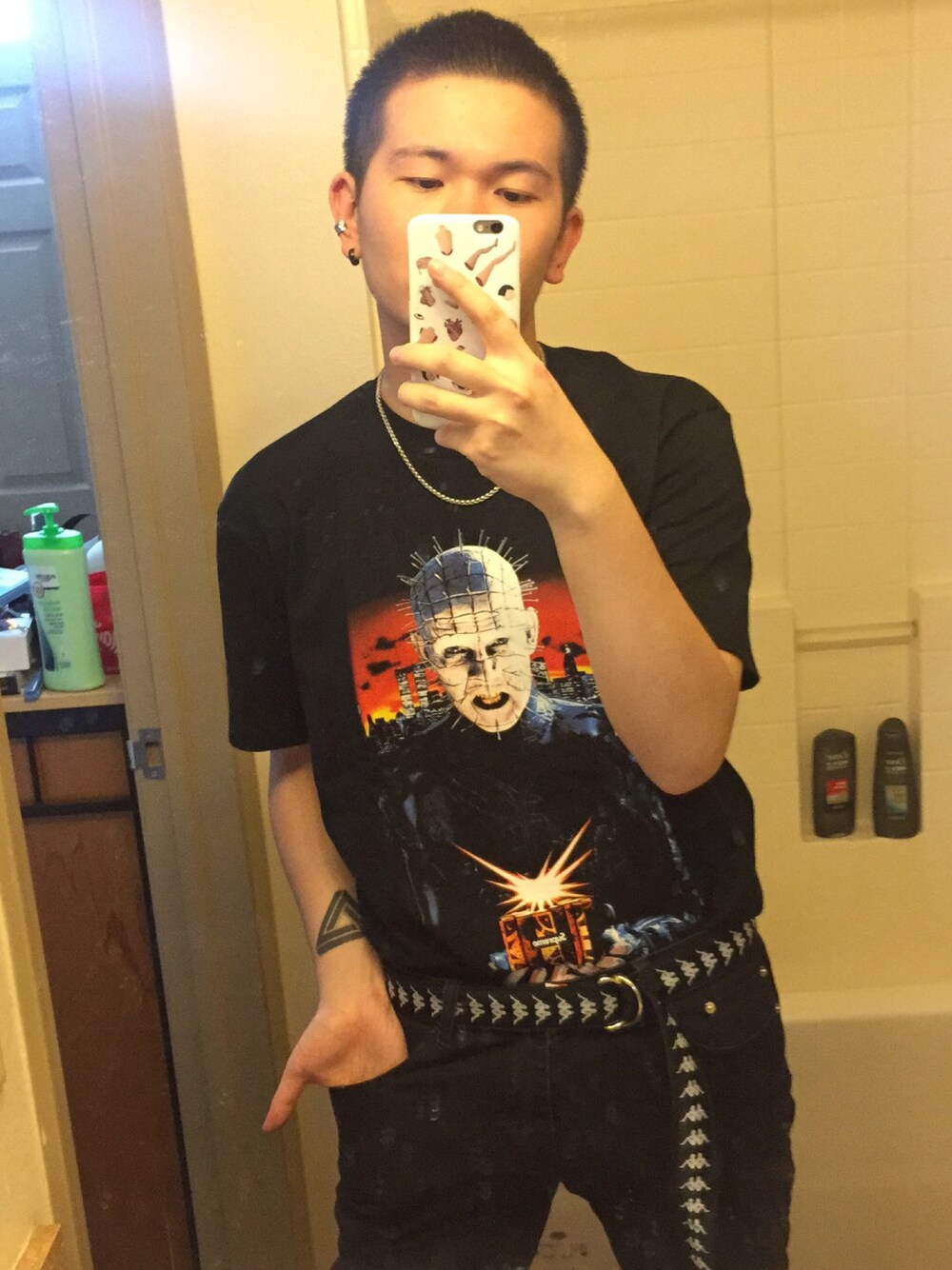 「Supreme のアイテム（Tシャツ/カットソー、ブラック系）」を使った、chaoticyleさん（メンズ・175cm）の春コーディネートの1枚目の写真