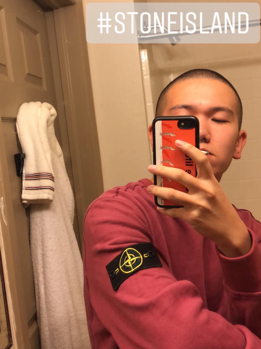 「stoneislandのアイテム（パーカー、レッド系）」を使った、chaoticyleさん（メンズ・175cm）の秋コーディネートの1枚目の写真