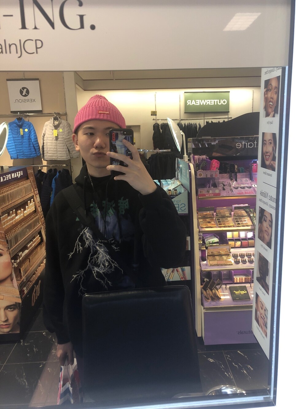 「Supreme のアイテム（ニットキャップ/ビーニー、ピンク系）」を使った、chaoticyleさん（メンズ・175cm）の夏コーディネートの1枚目の写真