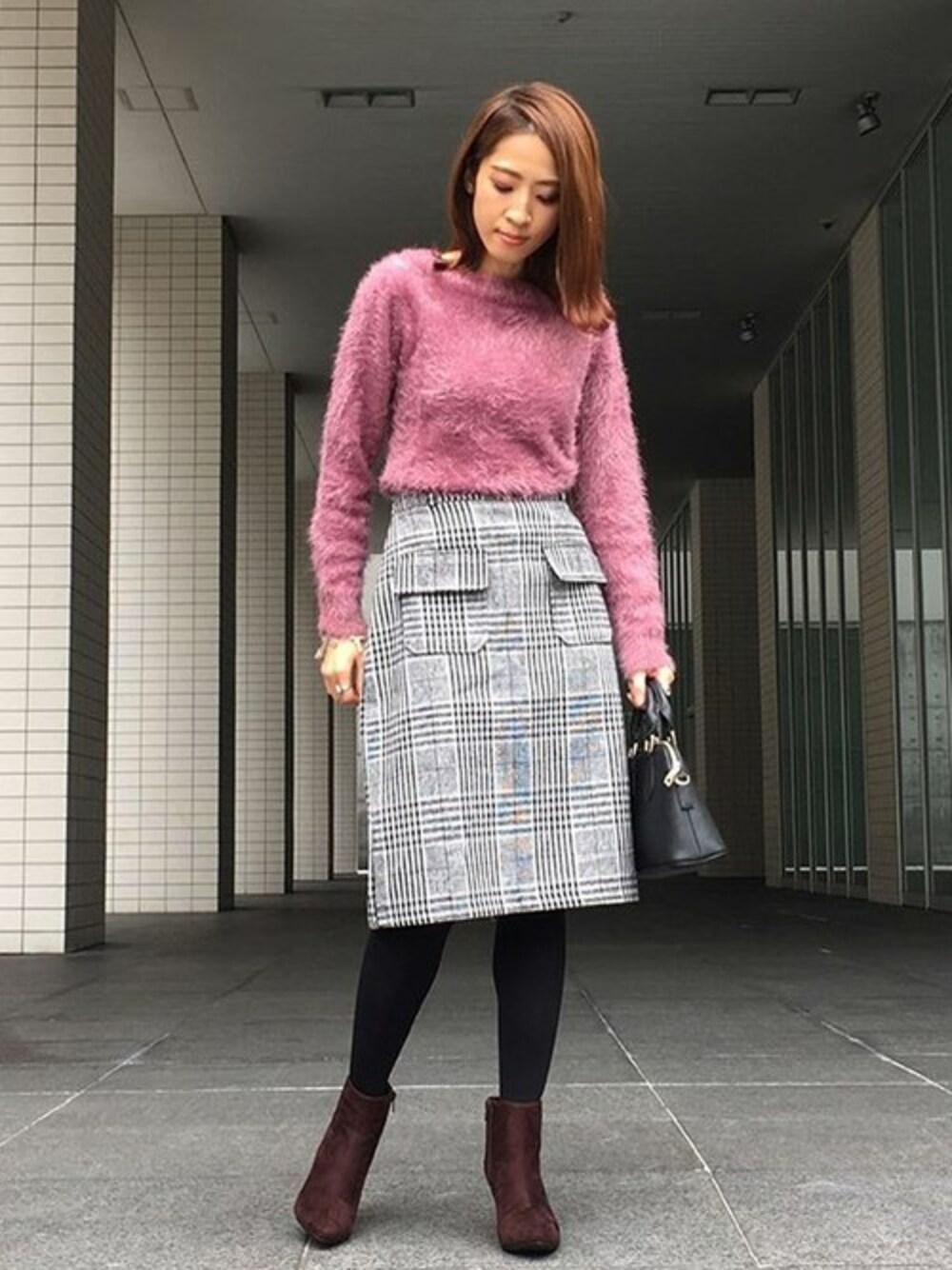 ブラック系のショルダーバッグ、ピンク系のカーディガン/ボレロを着用したレディースの冬コーディネートの1枚目の写真