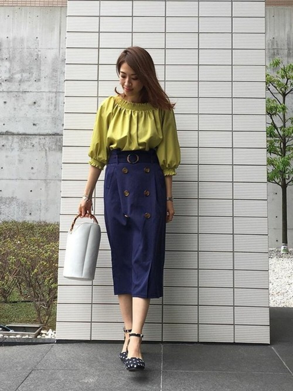 グリーン系のシャツ/ブラウス、ホワイト系のハンドバッグ、その他のパンプスを着用したレディースの春コーディネートの1枚目の写真
