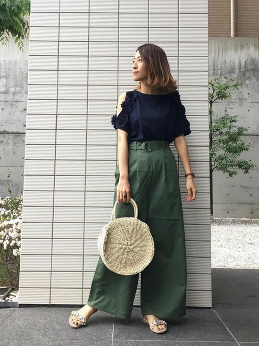 ブルー系のシャツ/ブラウス、グリーン系のその他パンツ、ホワイト系のサンダルを着用したレディースの春コーディネートの1枚目の写真