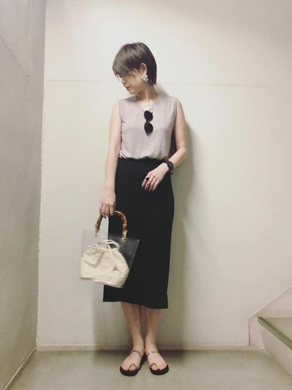 ベージュ系のタンクトップ、ブラック系のスカート、その他のハンドバッグを着用したレディースの夏コーディネートの1枚目の写真