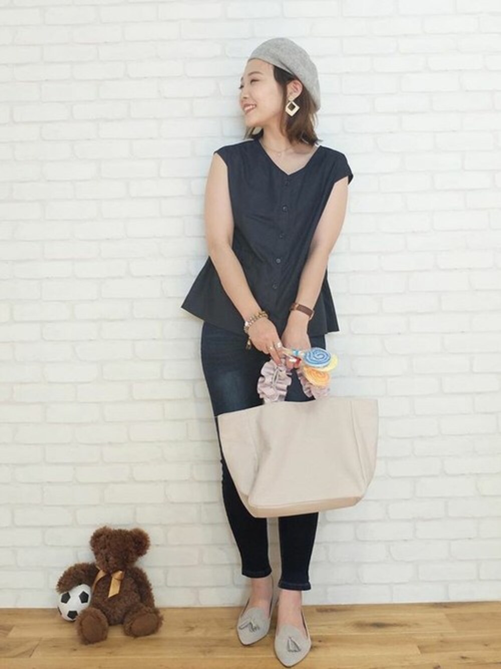 ブルー系のシャツ/ブラウス、ブルー系のデニムパンツ、グレー系のトートバッグを着用したレディースの夏コーディネートの1枚目の写真
