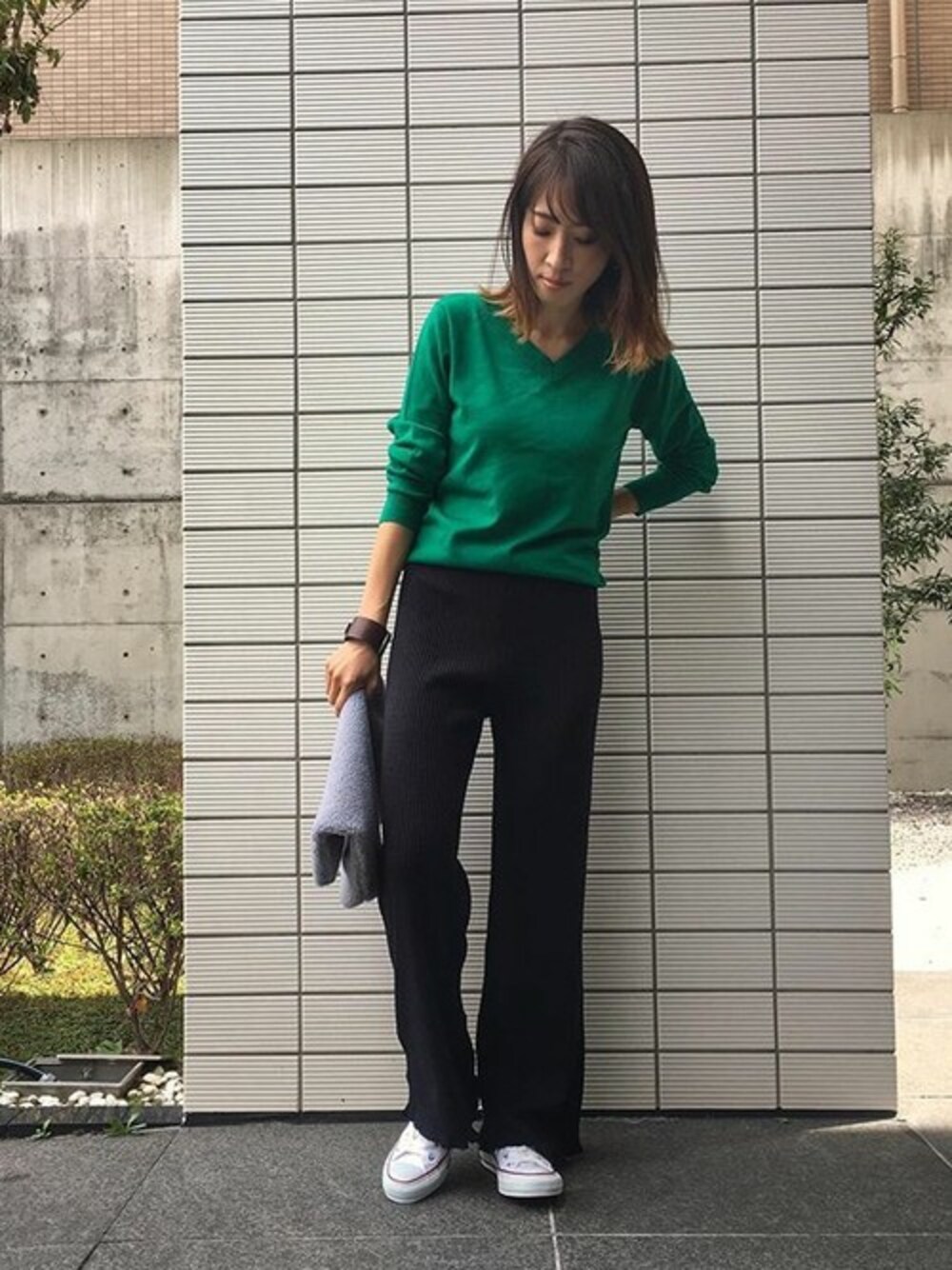 ブルー系のその他パンツ、グリーン系のニット/セーター、ホワイト系のスニーカーを着用したレディースの秋コーディネートの1枚目の写真