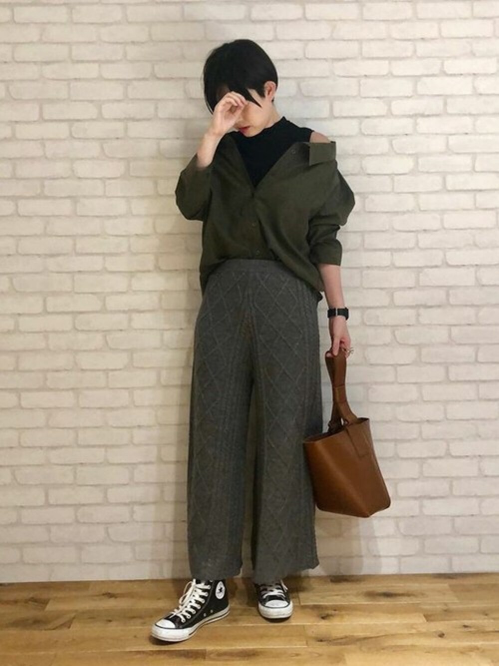 グレー系のその他パンツ、グリーン系のシャツ/ブラウス、ブラック系のスニーカーを着用したレディースの秋コーディネートの1枚目の写真