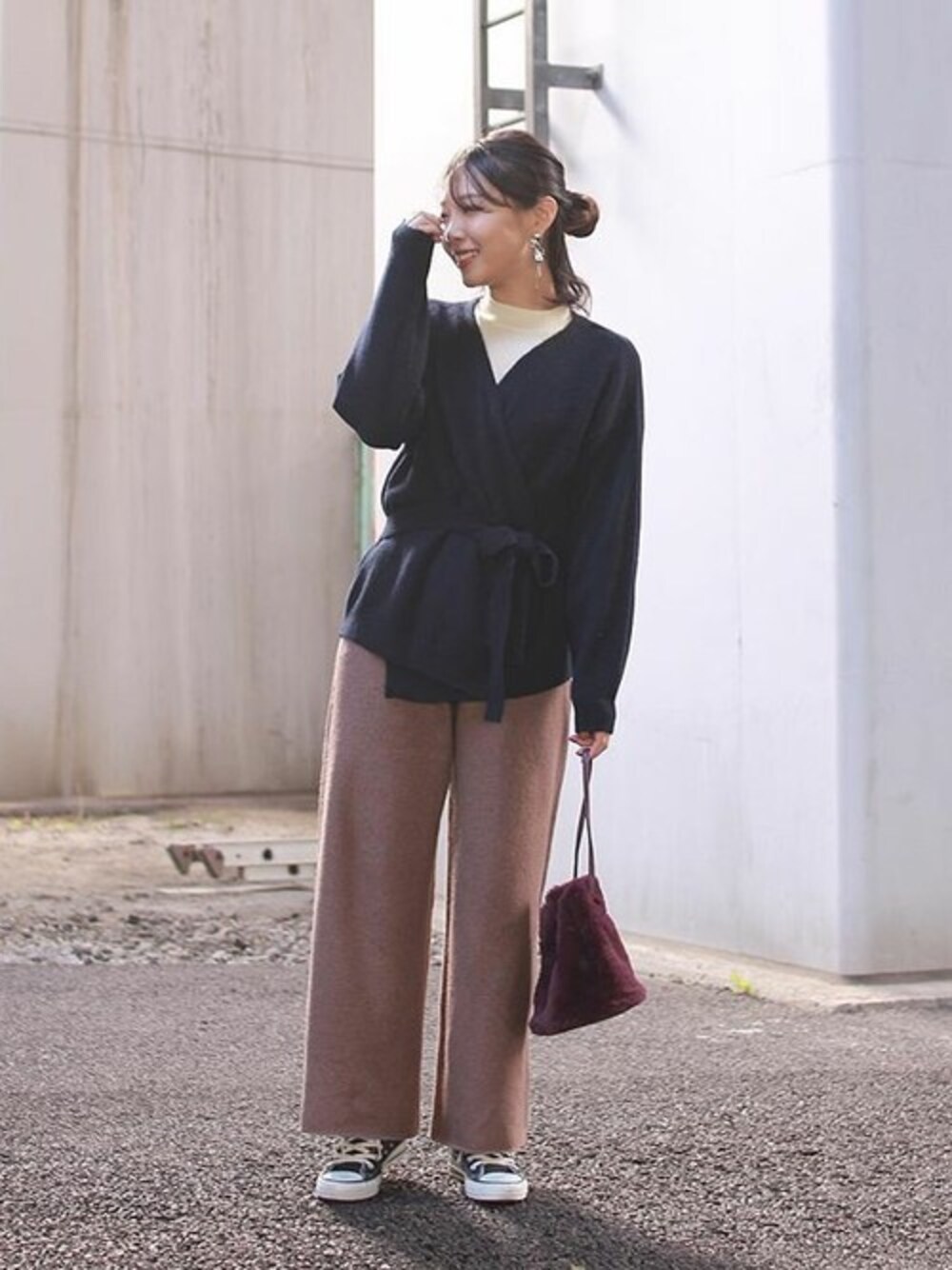 ブラウン系のその他パンツ、パープル系のハンドバッグ、ブラック系のスニーカーを着用したレディースの冬コーディネートの1枚目の写真