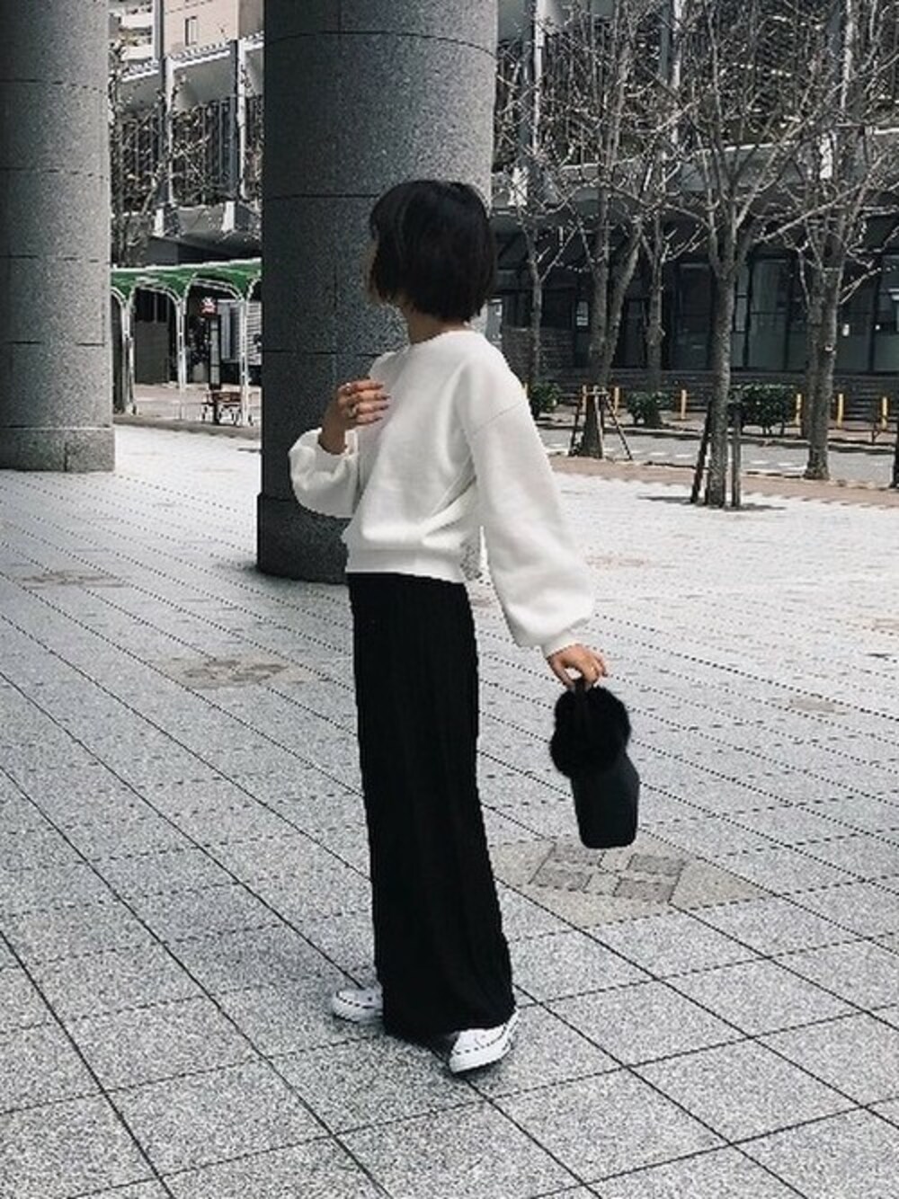 ホワイト系のパーカー、ブラック系のその他パンツ、ブラック系のショルダーバッグを着用したレディースの冬コーディネートの1枚目の写真