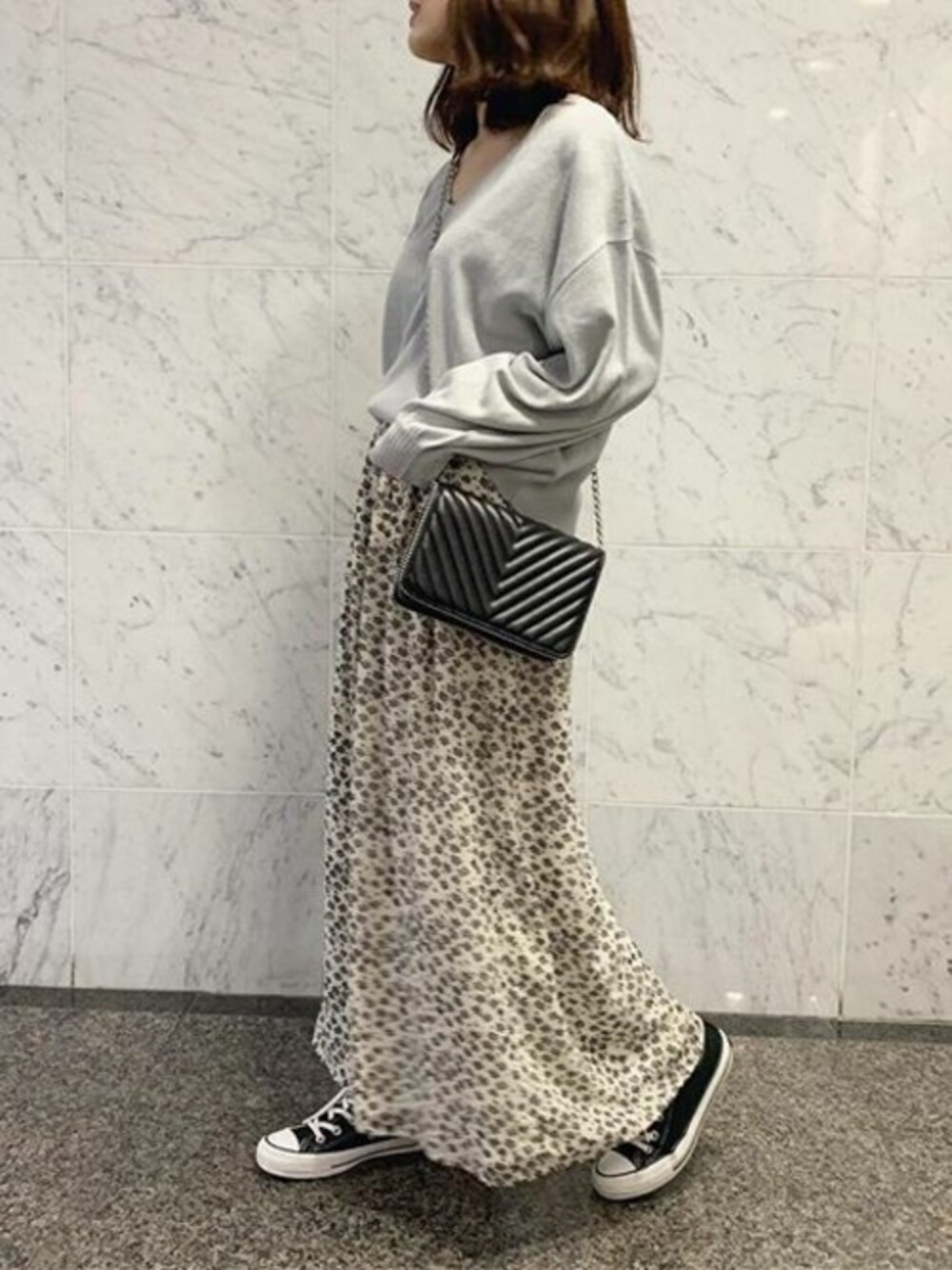 ホワイト系のその他パンツ、グレー系のニット/セーター、ブラック系のショルダーバッグを着用したレディースの冬コーディネートの1枚目の写真