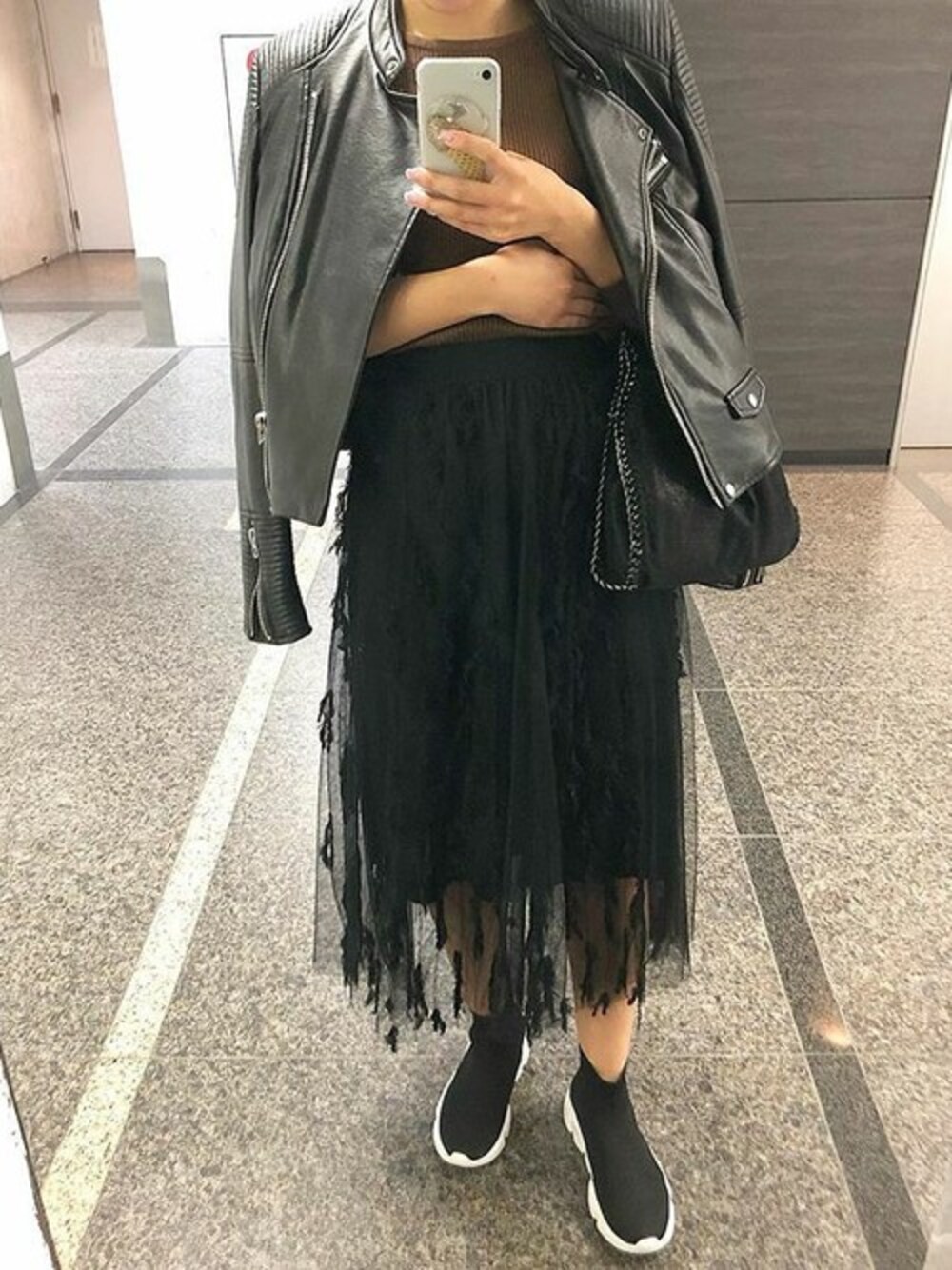 「ブラック、ライダース、レース、チュールスカート、プチプラ、大人コーデ、おでかけ、神戸レタス、KOBE LETTUCE、ニットスニーカー」｜「KOBE LETTUCEのフリンジチュール切替ミディ丈フレアスカート（スカート、ブラック系）」を使った、神戸レタスさん（レディース・158cm）の春コーディネートの1枚目の写真