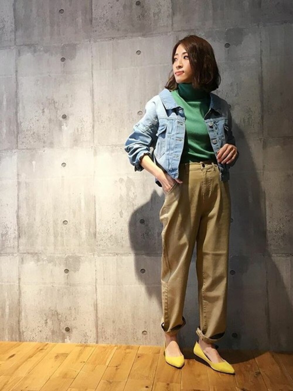 グリーン系のニット/セーター、ベージュ系のその他パンツ、ブルー系のデニムジャケットを着用したレディースの春コーディネートの1枚目の写真