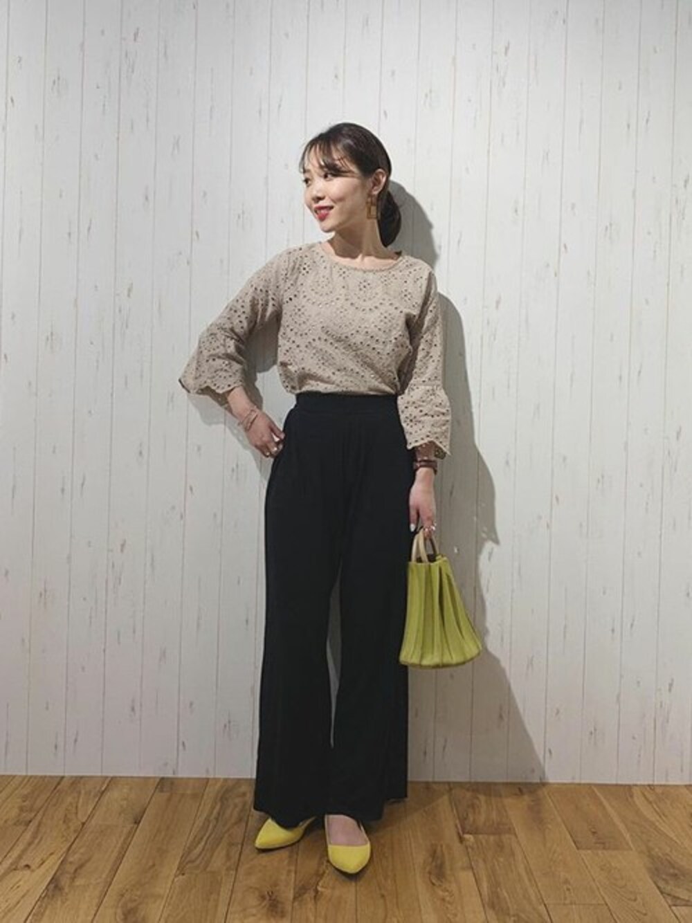 ブラック系のその他パンツ、ベージュ系のシャツ/ブラウス、イエロー系のパンプスを着用したレディースの春コーディネートの1枚目の写真