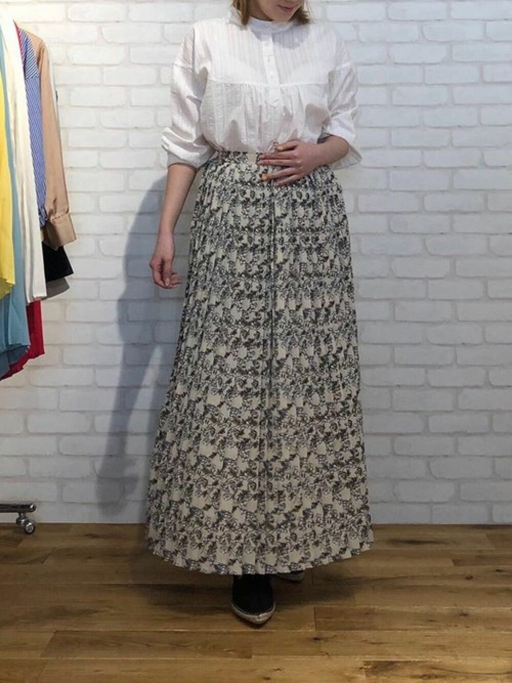 ホワイト系のシャツ/ブラウス、ホワイト系のスカート、ブラック系のその他シューズを着用したレディースの春コーディネートの1枚目の写真