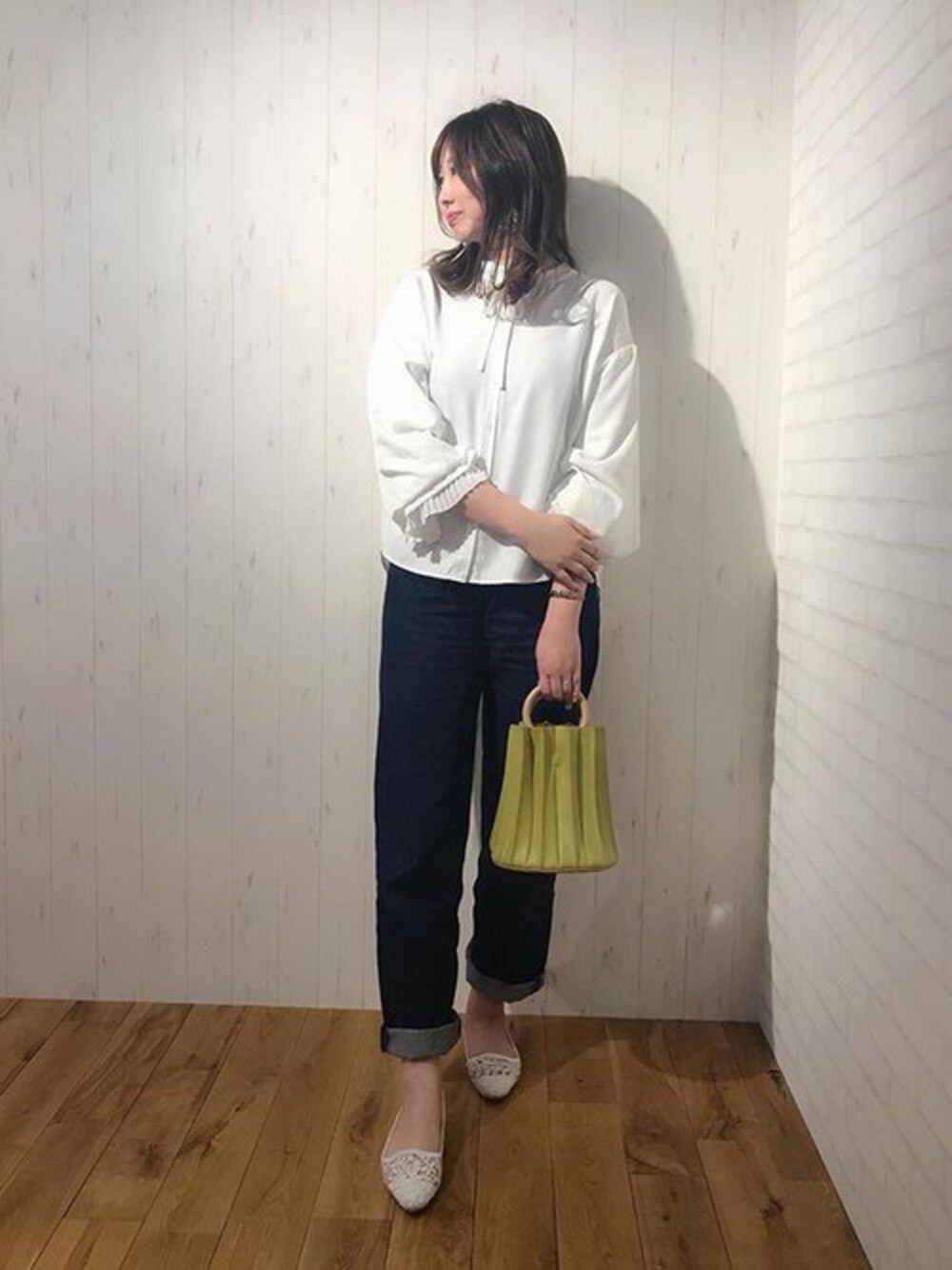 ホワイト系のシャツ/ブラウス、ブルー系のデニムパンツ、ホワイト系のパンプスを着用したレディースの春コーディネートの1枚目の写真