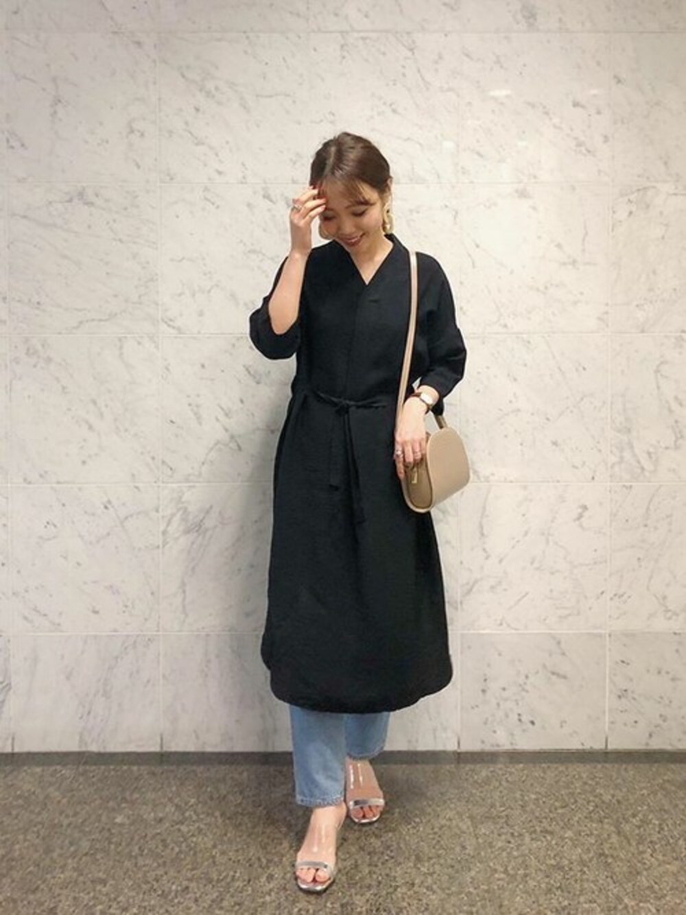 ブラック系のワンピース、ブルー系のデニムパンツ、シルバー系のサンダルを着用したレディースの夏コーディネートの1枚目の写真