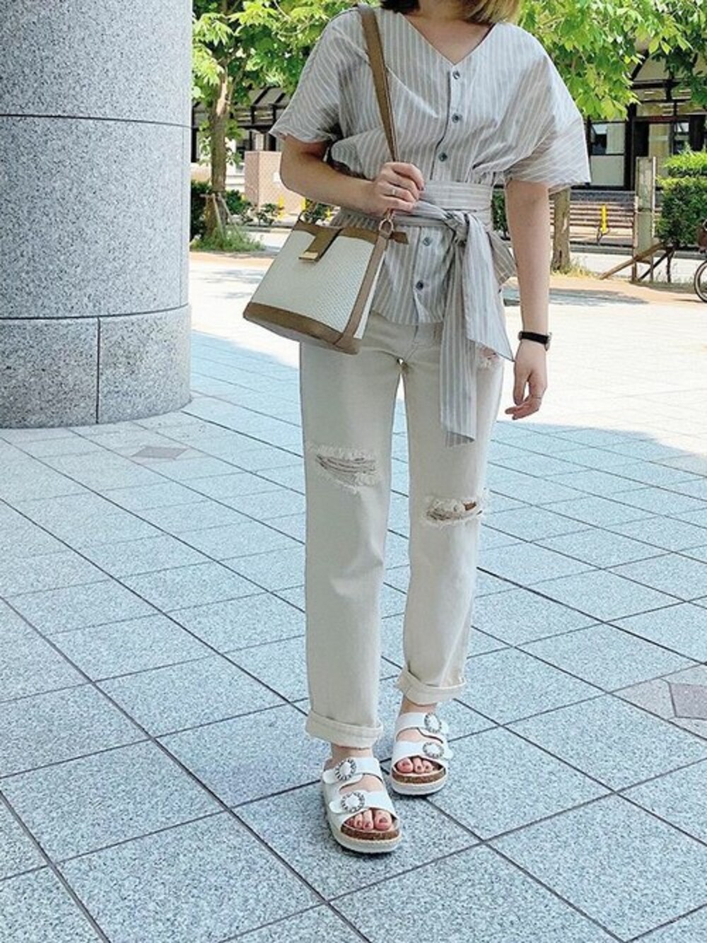 ホワイト系のデニムパンツ、ホワイト系のサンダルを着用したレディースの夏コーディネートの1枚目の写真