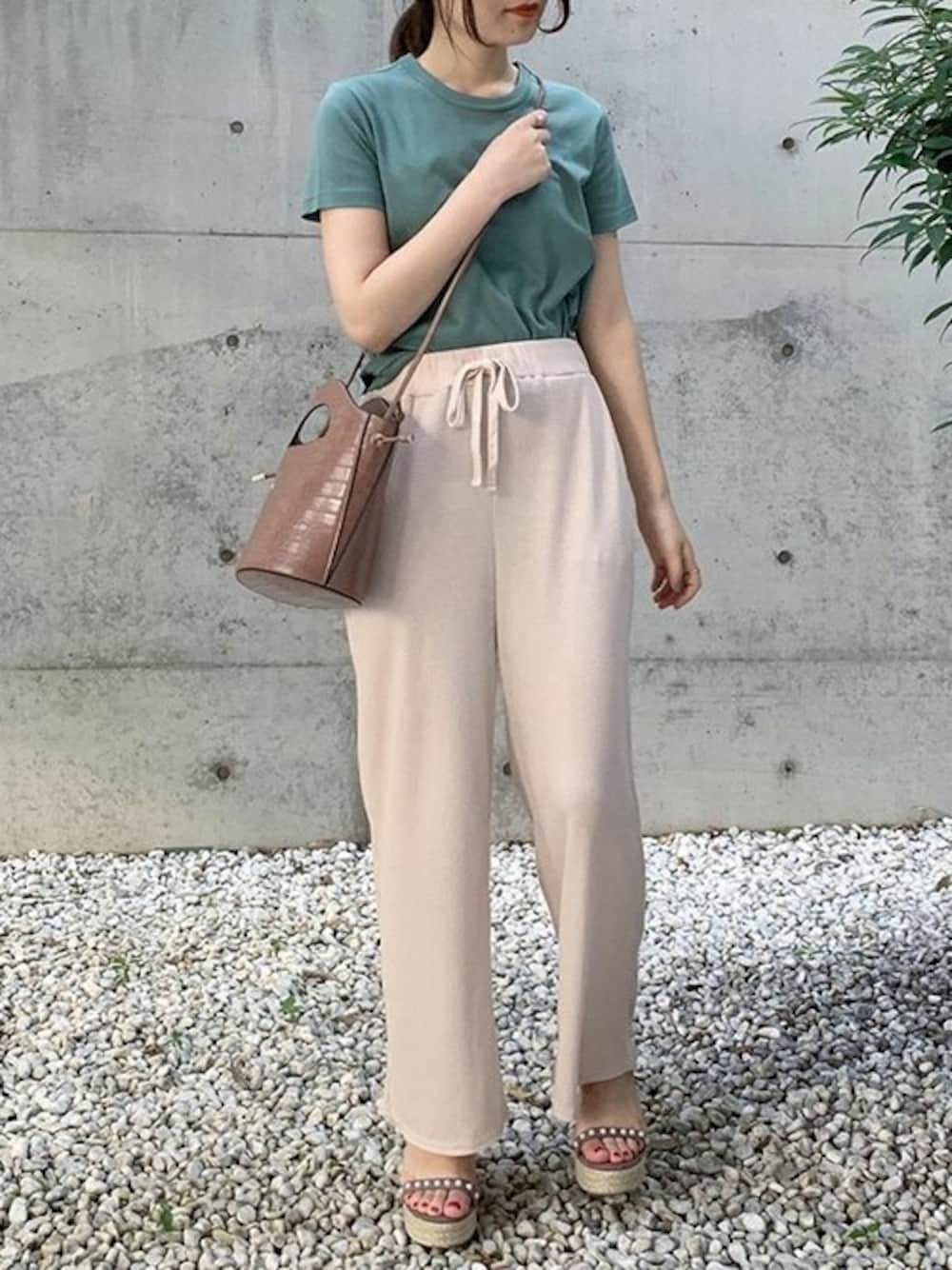 グリーン系のTシャツ/カットソー、ブラウン系のサンダルを着用したレディースの夏コーディネートの1枚目の写真