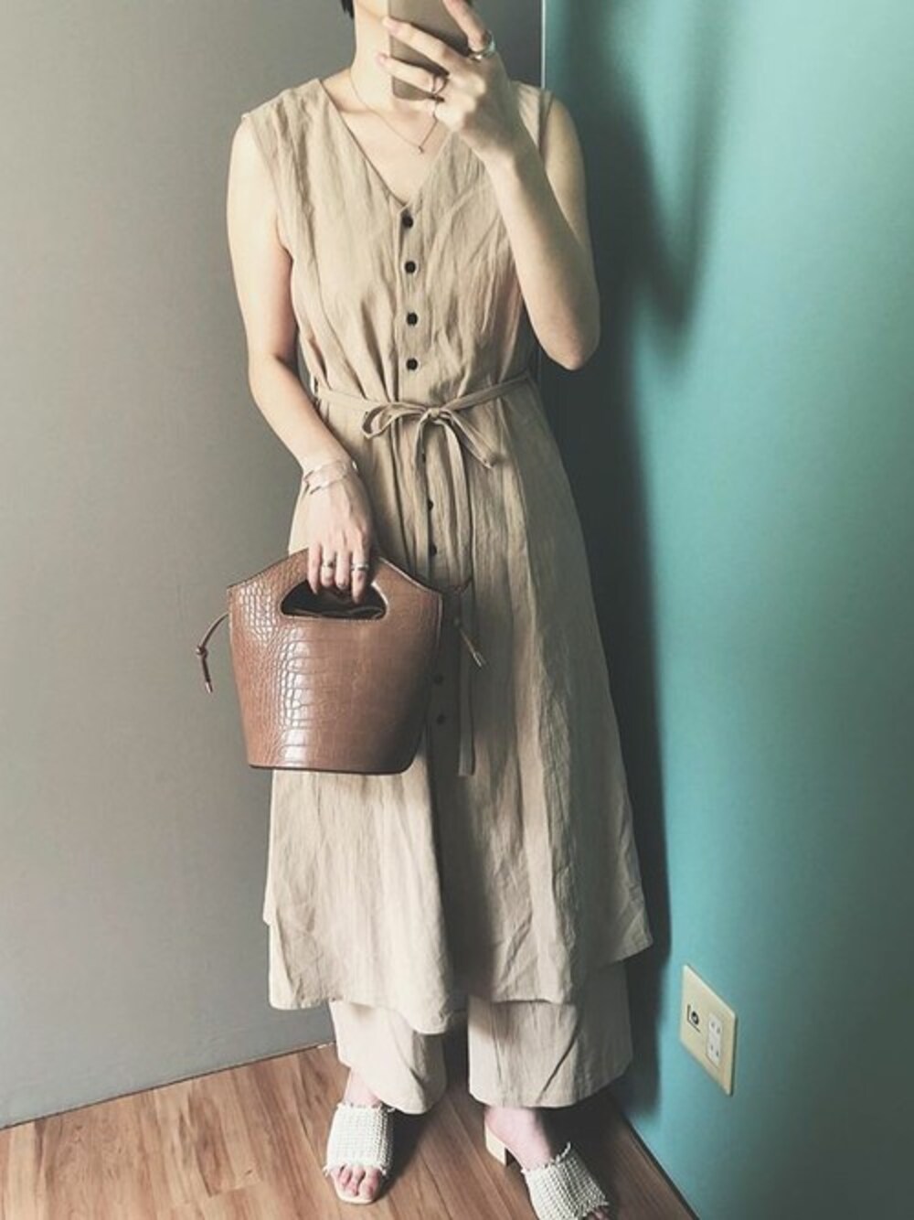 ベージュ系のワンピース、ベージュ系のその他パンツ、ベージュ系のサンダルを着用したレディースの夏コーディネートの1枚目の写真