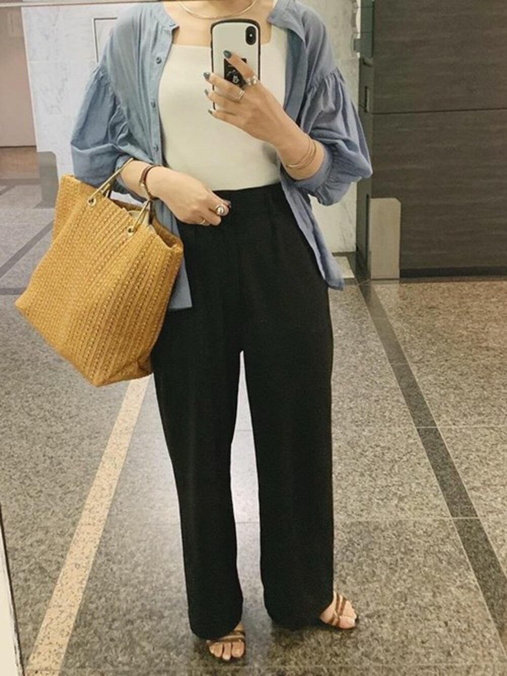 ブルー系のシャツ/ブラウス、ブラック系のその他パンツ、ブラウン系のハンドバッグを着用したレディースの夏コーディネートの1枚目の写真