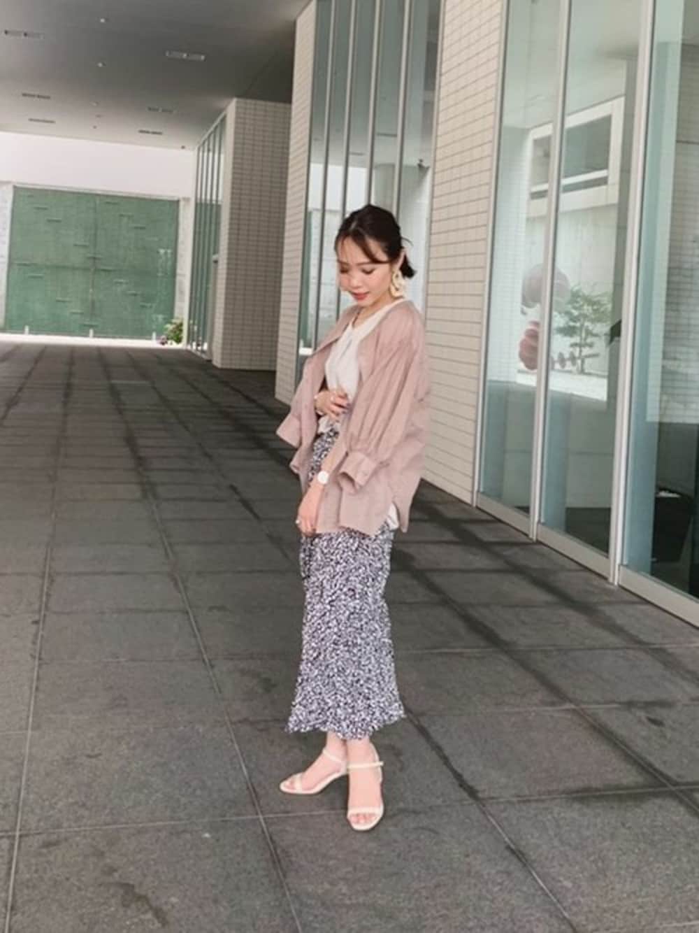 ベージュ系のシャツ/ブラウス、ブラック系のスカート、ベージュ系のシャツ/ブラウスを着用したレディースの夏コーディネートの1枚目の写真