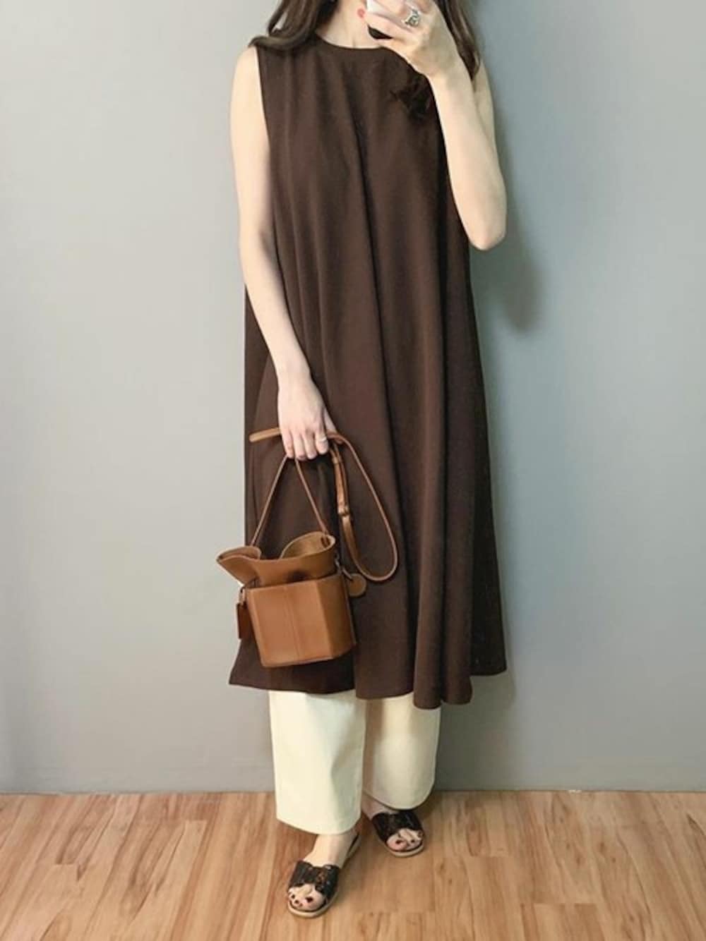 ブラウン系のワンピース、ホワイト系のその他パンツ、ブラウン系のサンダルを着用したレディースの夏コーディネートの1枚目の写真