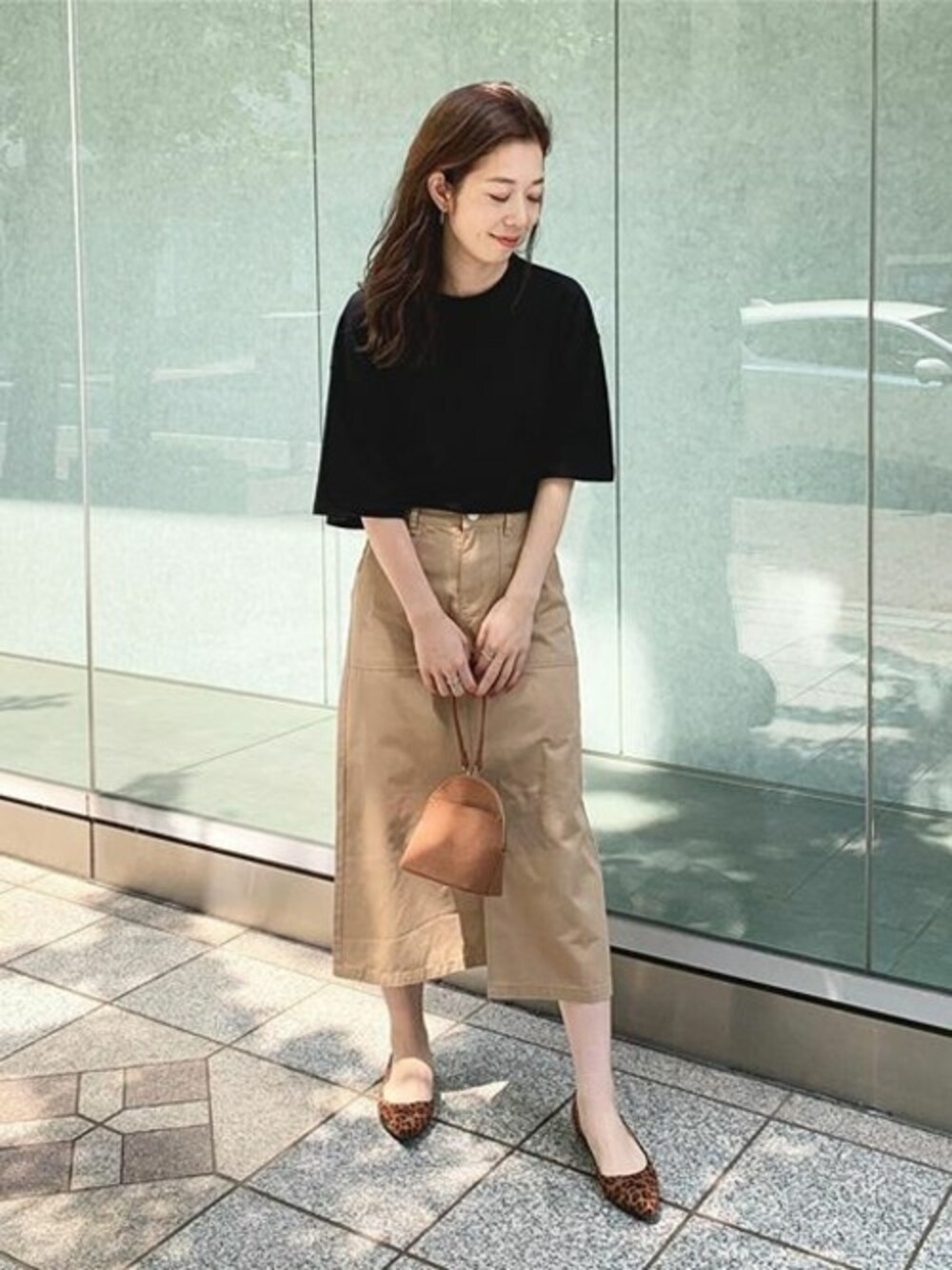 ブラック系のTシャツ/カットソー、ベージュ系のスカート、その他のパンプスを着用したレディースの夏コーディネートの1枚目の写真