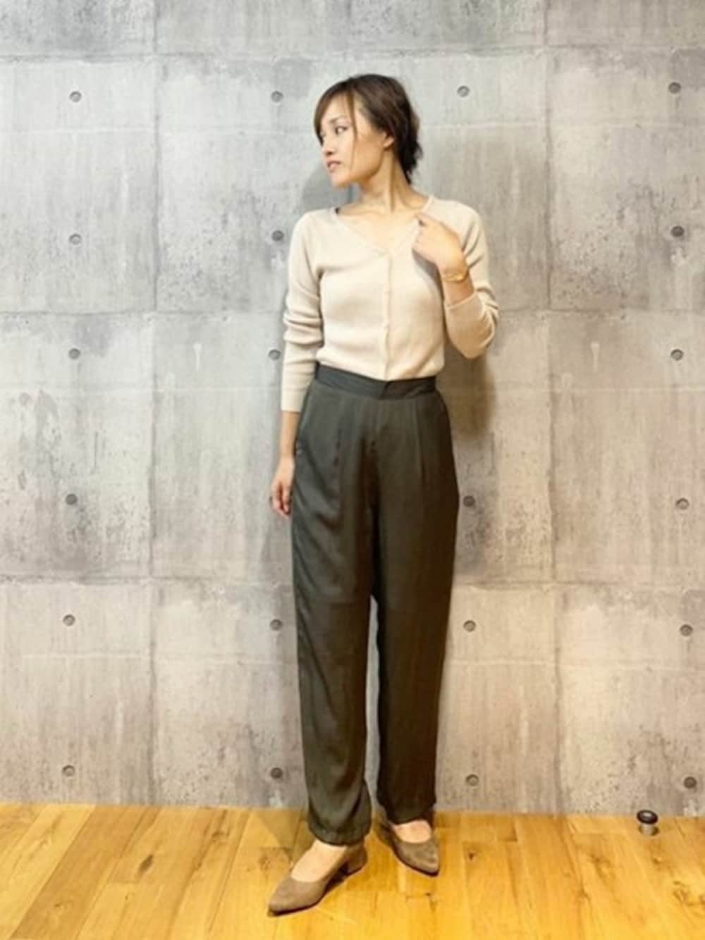 ベージュ系のカーディガン/ボレロ、グリーン系のその他パンツ、ベージュ系のパンプスを着用したレディースの秋コーディネートの1枚目の写真