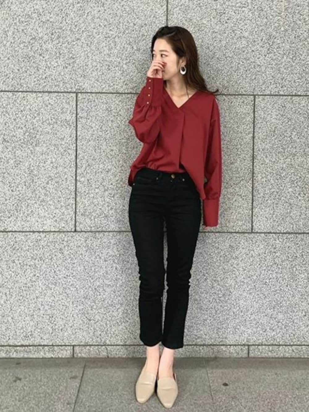 レッド系のシャツ/ブラウス、ブラック系のその他パンツ、ベージュ系のローファーを着用したレディースの秋コーディネートの1枚目の写真