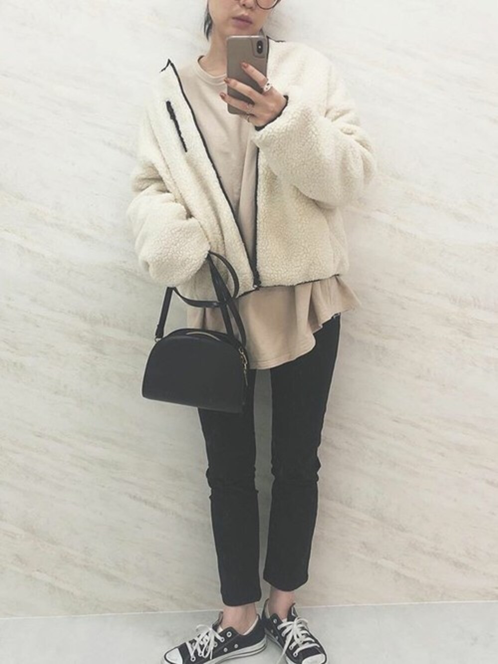 ホワイト系のダウンジャケット/コート、ブラック系のその他パンツ、ブラック系のスニーカーを着用したレディースの秋コーディネートの1枚目の写真