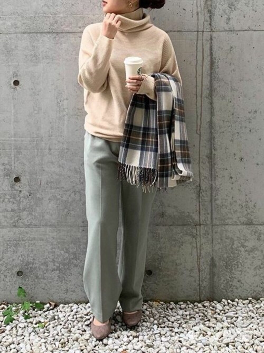 ベージュ系のニット/セーター、グリーン系のその他パンツ、グレー系のパンプスを着用したレディースの冬コーディネートの1枚目の写真