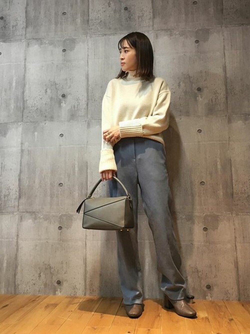 ブルー系のその他パンツ、ホワイト系のニット/セーター、ベージュ系のブーツを着用したレディースの冬コーディネートの1枚目の写真