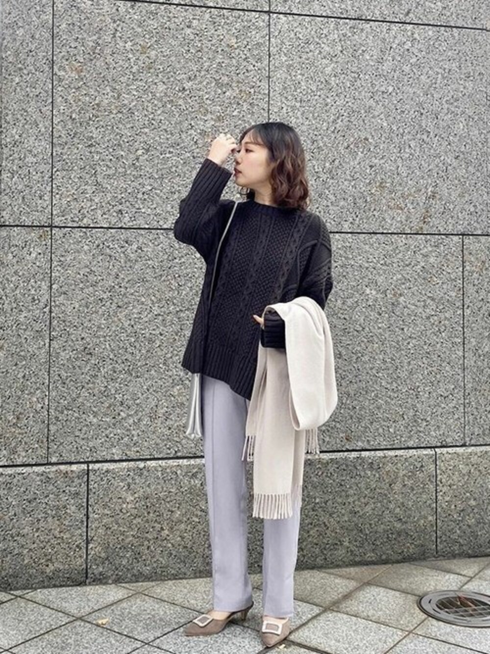 グレー系のニット/セーター、パープル系のその他パンツ、シルバー系のショルダーバッグを着用したレディースの冬コーディネートの1枚目の写真