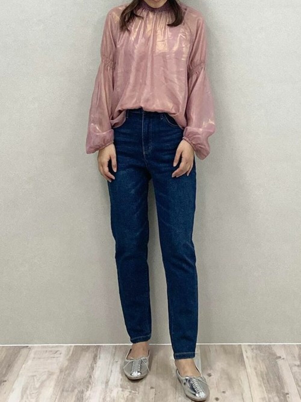 ピンク系のシャツ/ブラウス、ブルー系のデニムパンツ、シルバー系のパンプスを着用したレディースの冬コーディネートの1枚目の写真