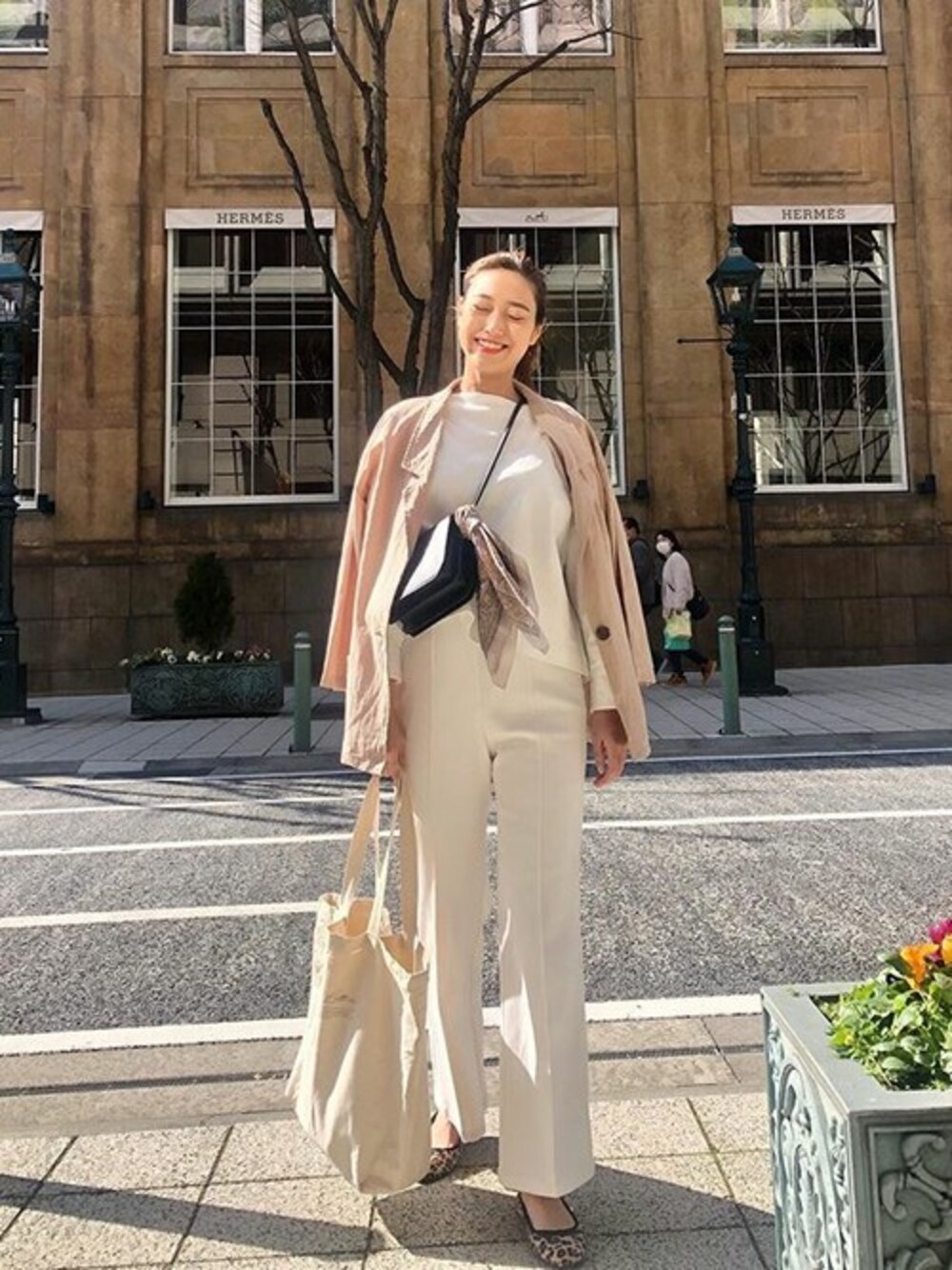 「ジャケット、ワントーンコーデ、妊婦、プチプラ、マタニティ、プチプラコーデ、神戸レタス、妊婦コーデ、KOBE LETTUCE、マタニティコーデ」｜「KOBE LETTUCEのコットンリネンタッチテーラードジャケット（テーラードジャケット、ベージュ系）」を使った、神戸レタスさん（レディース・164cm）の冬コーディネートの1枚目の写真