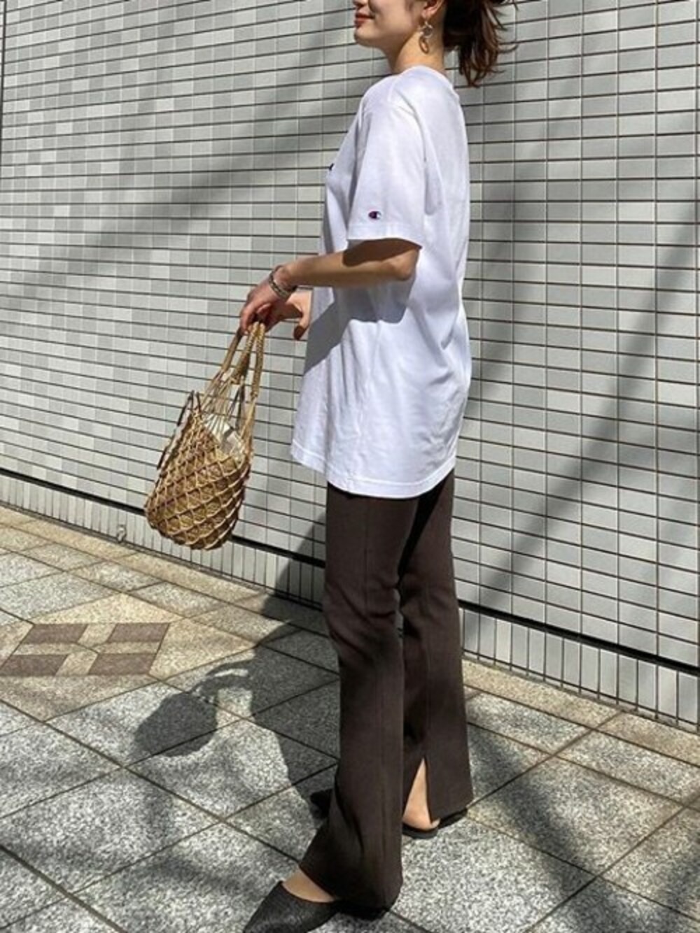 ホワイト系のTシャツ/カットソー、ブラウン系のレギンス/スパッツを着用したレディースの春コーディネートの1枚目の写真