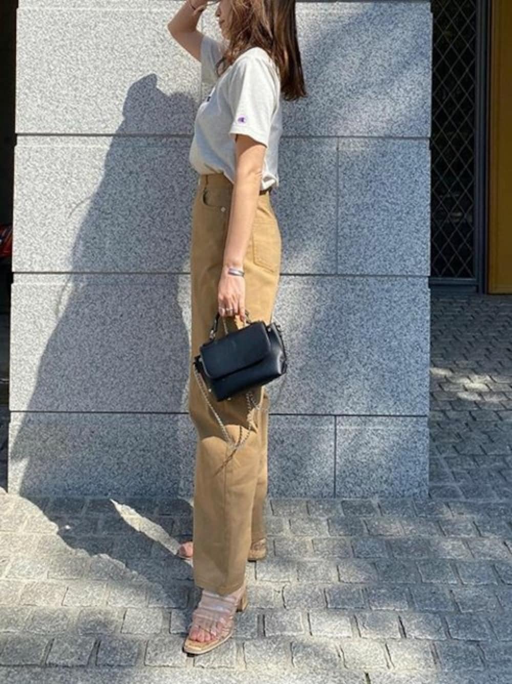 グレー系のTシャツ/カットソー、ベージュ系のデニムパンツを着用したレディースの春コーディネートの1枚目の写真