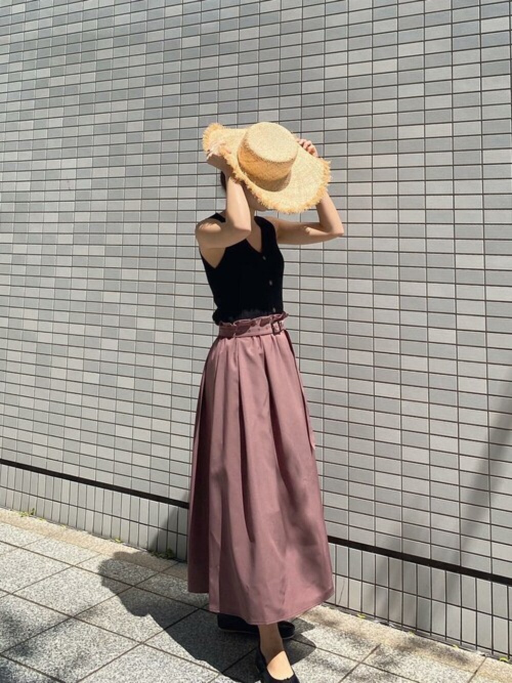 ブラック系のニット/セーターを着用したレディースの夏コーディネートの1枚目の写真