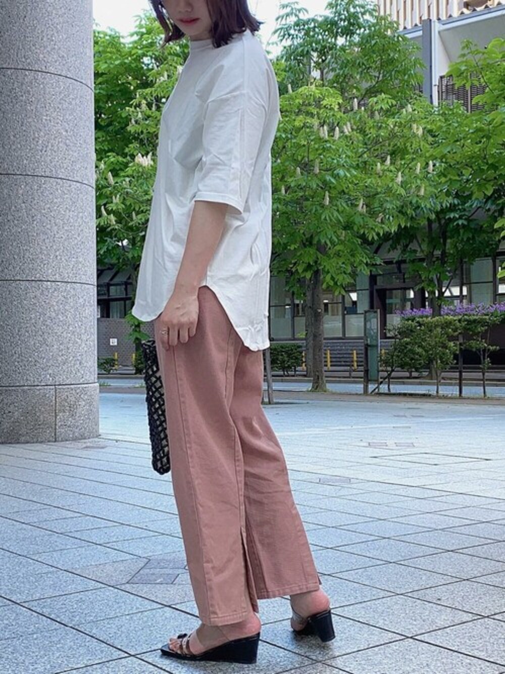 ピンク系のその他パンツ、ホワイト系のTシャツ/カットソー、ブラック系のトートバッグを着用したレディースの夏コーディネートの1枚目の写真