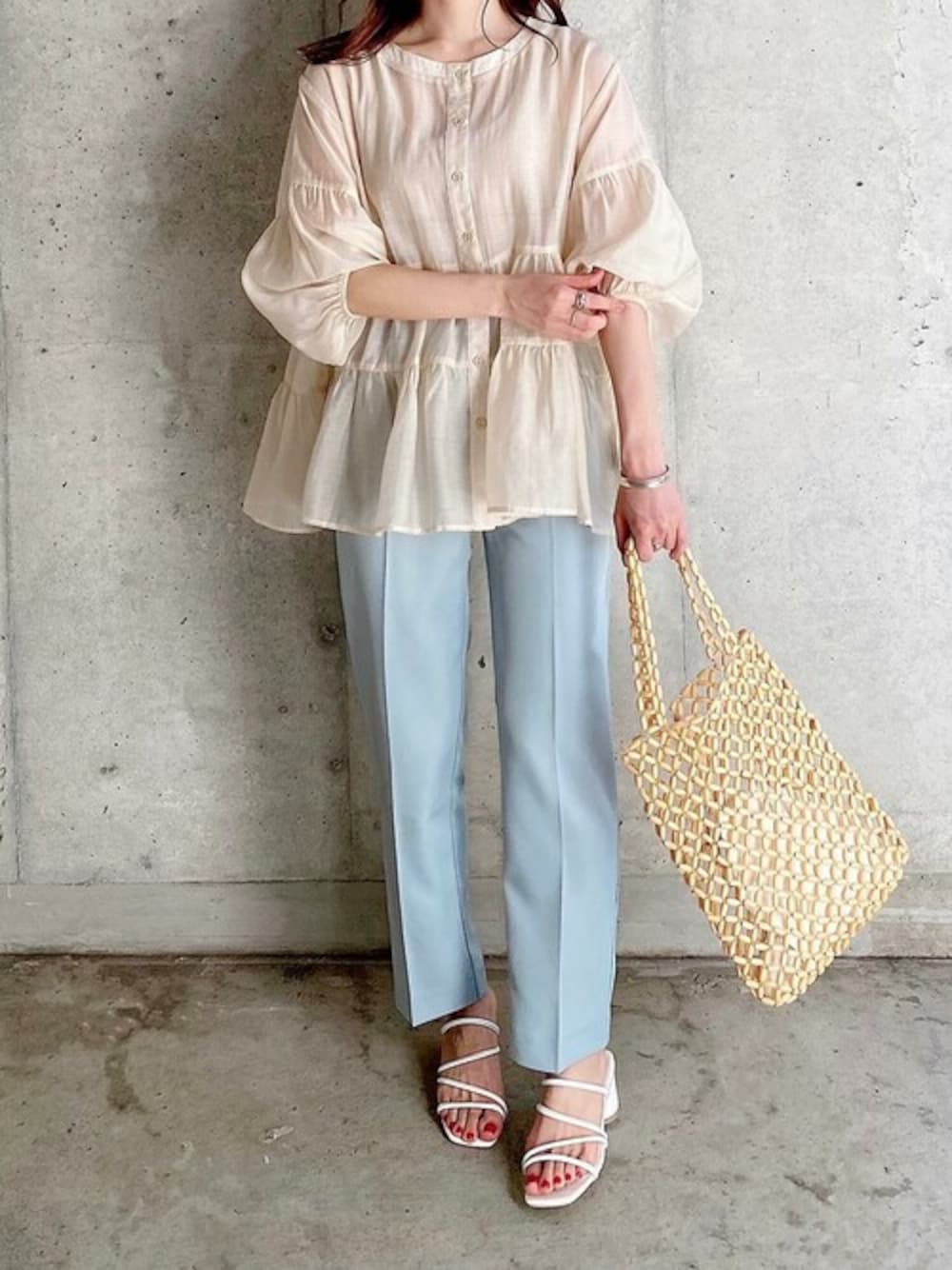 ベージュ系のシャツ/ブラウス、グリーン系のその他パンツ、ホワイト系のサンダルを着用したレディースの夏コーディネートの1枚目の写真
