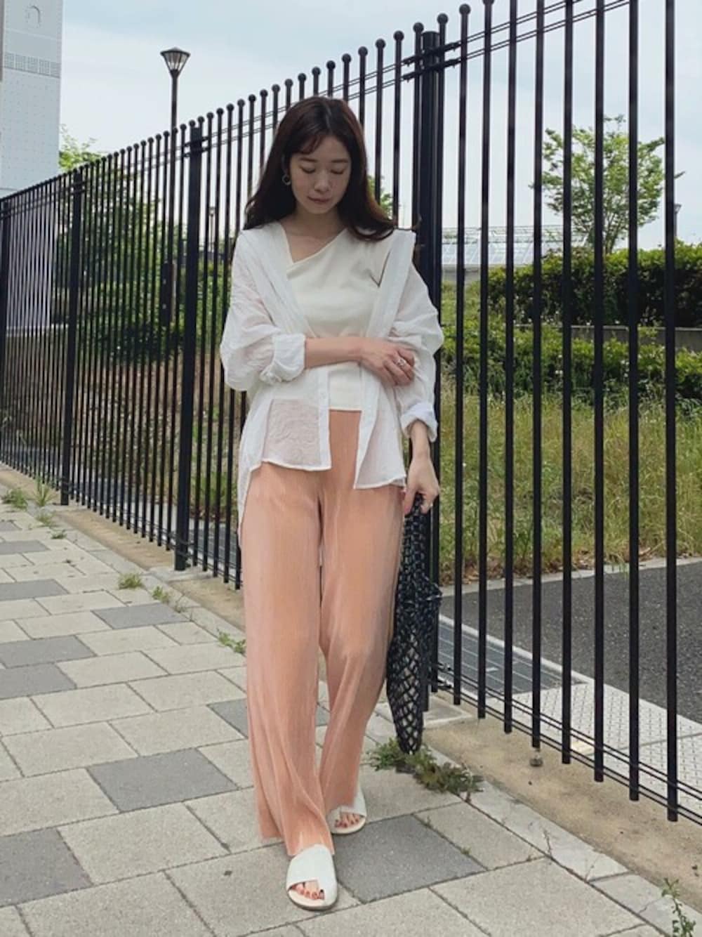 オレンジ系のその他パンツ、ホワイト系のシャツ/ブラウス、その他のサンダルを着用したレディースの夏コーディネートの1枚目の写真