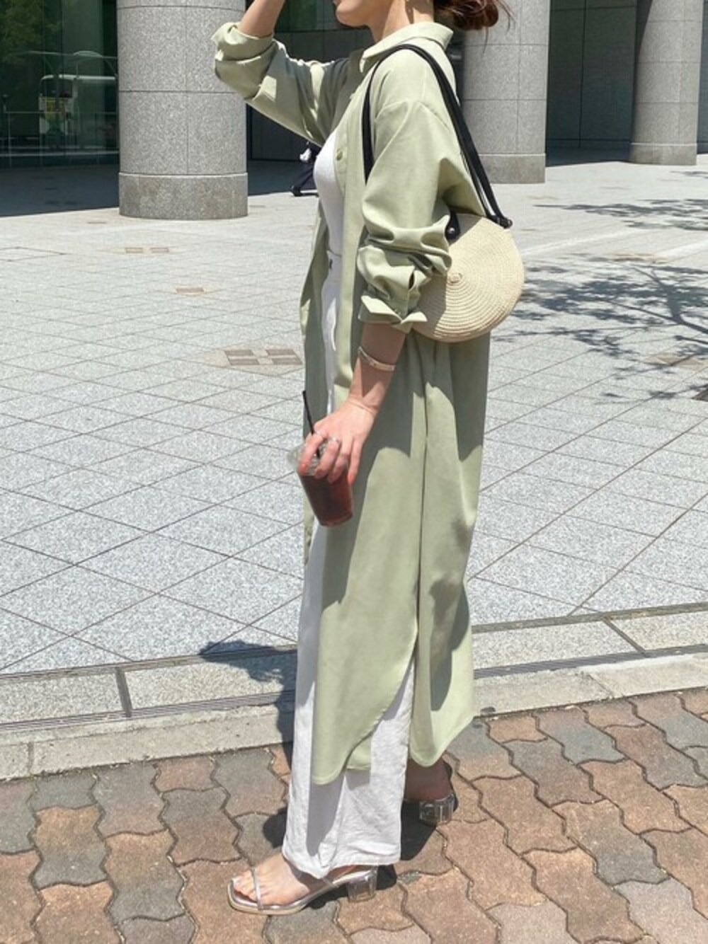 グリーン系のシャツワンピース、ホワイト系のニット/セーター、ホワイト系のその他パンツを着用したレディースの夏コーディネートの1枚目の写真