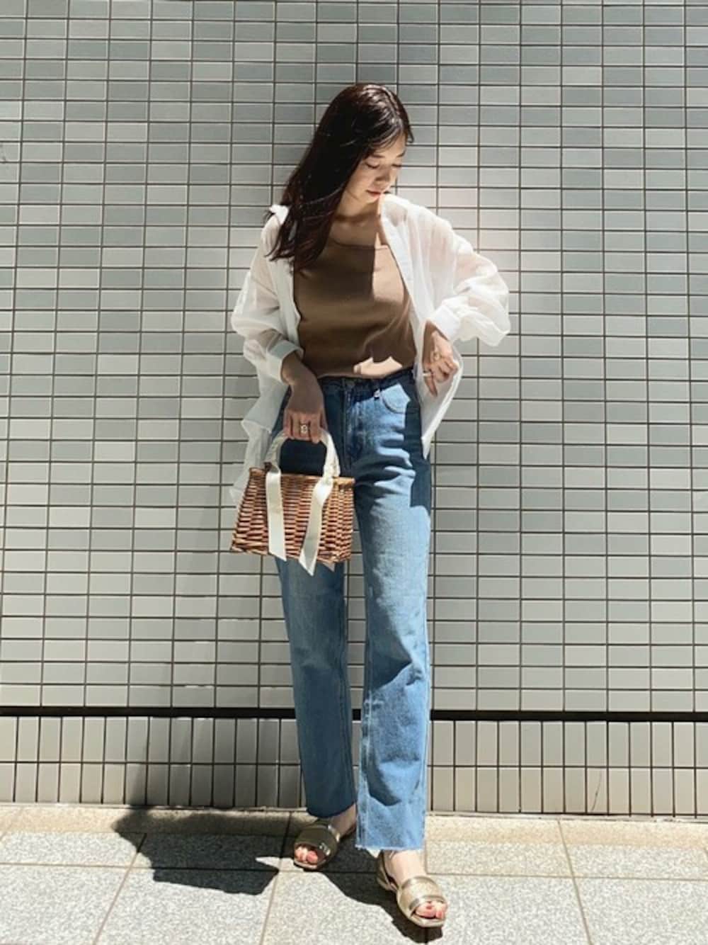 ホワイト系のシャツ/ブラウス、ブラウン系のタンクトップ、ブルー系のデニムパンツを着用したレディースの夏コーディネートの1枚目の写真