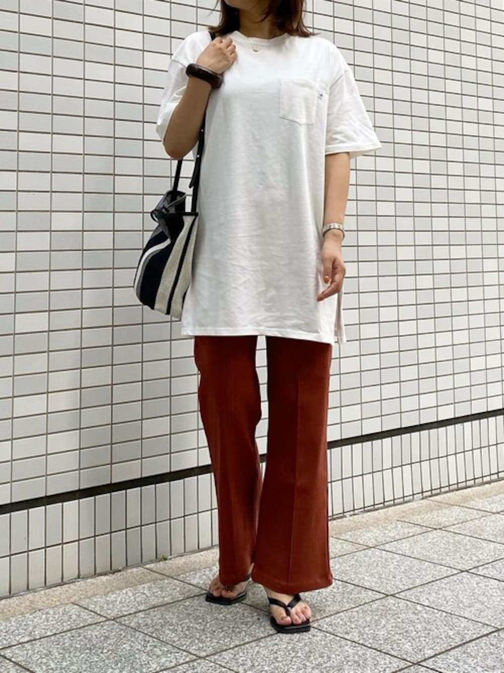 ホワイト系のTシャツ/カットソー、ブラウン系のその他パンツ、ブラウン系のサンダルを着用したレディースの夏コーディネートの1枚目の写真