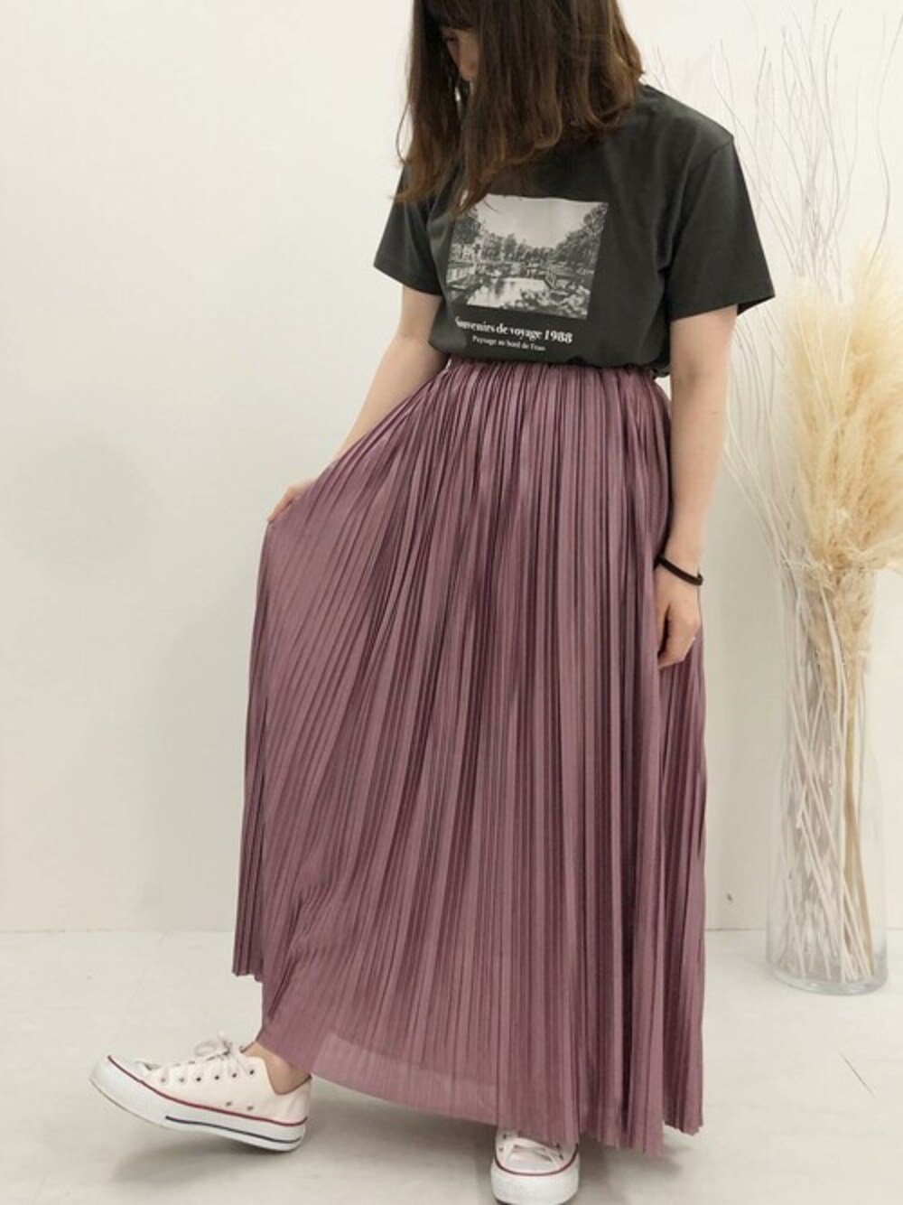 グレー系のTシャツ/カットソー、パープル系のスカートを着用したレディースの夏コーディネートの1枚目の写真
