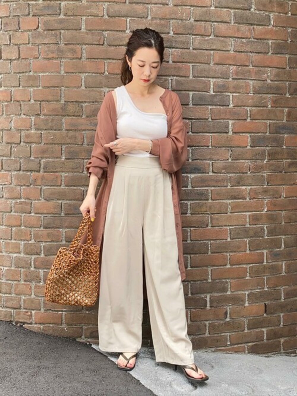 ブラウン系のシャツ/ブラウス、ホワイト系のタンクトップ、ベージュ系のサンダルを着用したレディースの夏コーディネートの1枚目の写真